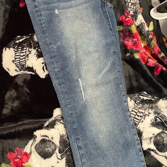 Im selling this really comfortable Kendall and Kylie jeans - Picture 2 of 2
